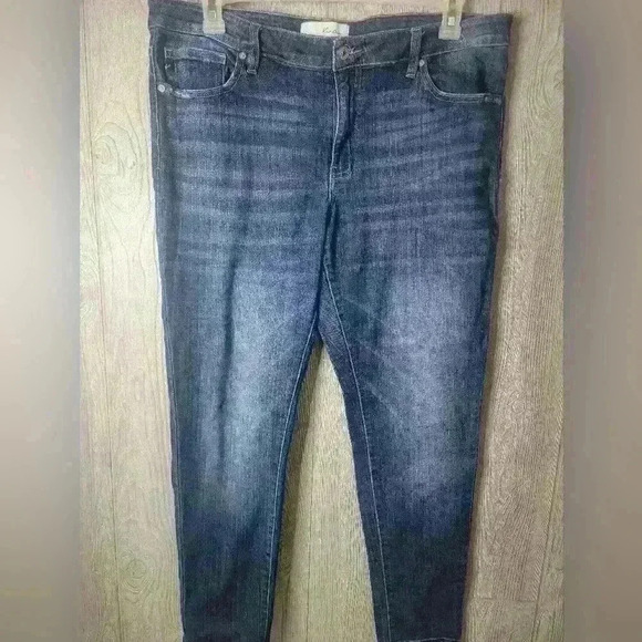 KanCan dark wash Skinny Jeans with minor distressing. Size 2xl - Picture 1 of 6
